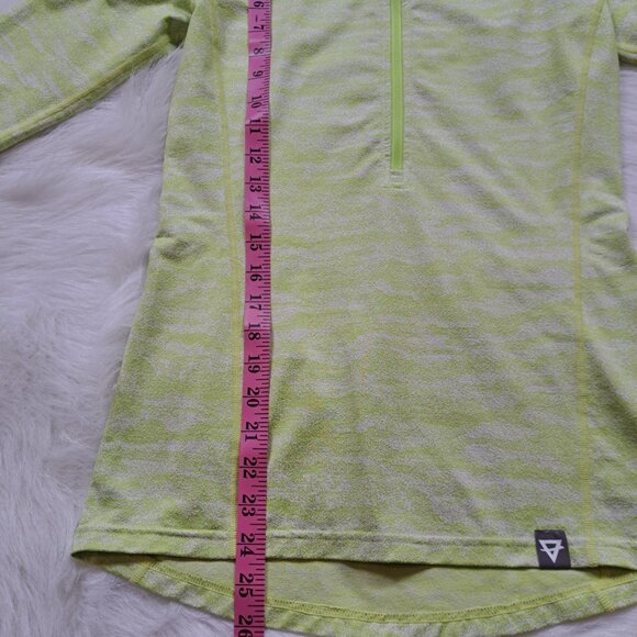 Liv Outdoor Half Zip Active Top Size Small - Picture 9 of 9